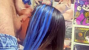 chica universitaria colombiana chupando verga enorme con pasión, recibiendo facial y lamiendo bolas