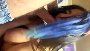 chica universitaria colombiana chupando verga enorme con pasión, recibiendo facial y lamiendo bolas