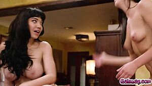 Hé, kijk hoe Gal Ritchie haar baas Little Puck verleidt met vingeren en spuiten op kantoor