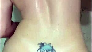 È partito tutto quando mi hanno scopata sul pavimento del bagno a pecorina, spalancata per spinte profonde