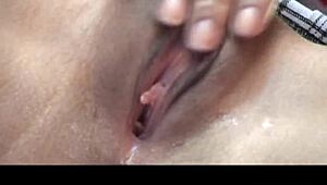 Mintra i Sherri pieprzą się zabawką na bilardzie, całując i palcując owłosione cipki