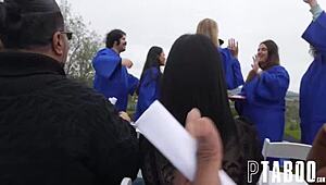 Alona uhvati oču Scottyja kako jebe Lily i iznenadno se pridružuje trojci na maturi