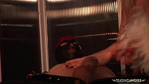 Atenție! Trei curve cu țâțe mari o iau razna împărțind puli tari cowgirl și lins pizdă!