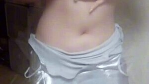 Hey, matez cette MILF chinoise trempée qui se branle solo en vidéo sauvage ! 😈