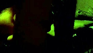 lekötöttem ezt a 18+ csajt és ujjaztam mig spriccelésig, baszki intenzív volt...