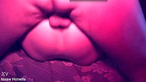 Иса широко раздвигает ноги для друга в куколд-свингерской тусовке с поцелуями старой домохозяйки