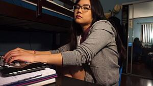 야, 발 페티시 위해 발가락 묶고 직접 간질여 미친 쾌감!