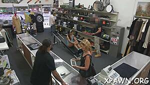 アマチュアカップルズの濡れたタイトマンコがハードコアファックと吸い競争でパウン