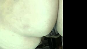 Dostávam tvrdý výjeb v obývačke, vzdychám pri každom hlbokom ťahu