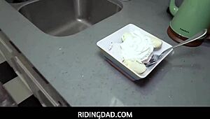 T'as envie de voir la belle-fille blonde busty 18+ sucer la bite de son beau-père en POV tabou ?