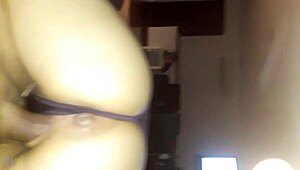 Så denne hotwife milf Doña Katty er ude som cuckold-prostitueret kone og rider pikken casual.