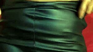 Ebony milf med kurvet fed krop og naturlige patter leger med vibrator på fisse til våd tis udløsning