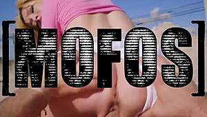 Hej ziomki, na tej suce imprezie Natalia Mendez i Valentina Vega szaleją w amatorskiej orgii z ostrym rżnięciem i klapsami!