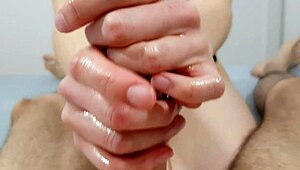 Hint om glatt oljemassasje med edging nærbilde POV som leder til intens sædskudd orgasme