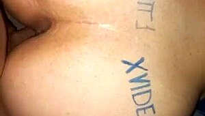 Pawg si namaže veľký zadok na intenzívnu jazdu, berie ho hlboko v kovbojke.