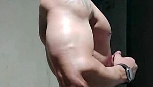 uh, ik heb deze sterke Braziliaanse gespierde kerel, volwassen en atletisch, die zich laat zien in homemade video...