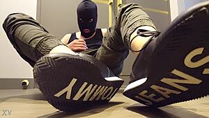 Contrasterende solo ruk sessie gebeurt recht in strakke sneakers voor intense bevrediging