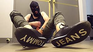 Sesi masturbasi solo berlaku di dalam kasut ketat untuk kepuasan hebat