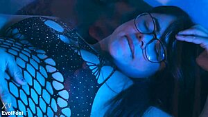 眼镜曲线拉美女狂野足交同时吞鸡巴深喉