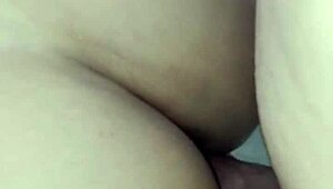 el vecino me sorprende en el baño y lo invito a acompañarme, pero termino con mi gran culo colombiano temblando