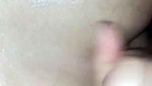 el vecino me sorprende en el baño y lo invito a acompañarme, pero termino con mi gran culo colombiano temblando