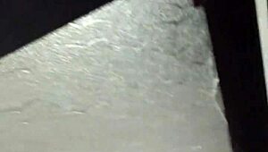 el vecino me sorprende en el baño y lo invito a acompañarme, pero termino con mi gran culo colombiano temblando