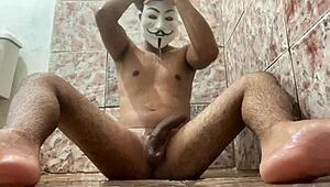 Amatør pornostjerne kler av seg og runker våt fitte i sexy solosesjon