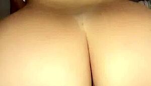 Vruća Kolumbijka Latina sa velikom guzom i sisama drka do svršavanja