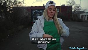 Ε, θες να δεις τα τακός μου; Αυτή η 18χρονη ξανθιά σερβιτόρα πέφτει για outdoor POV καβάλα στο πούτσο.