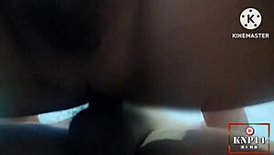 Thaise moslima gebogen voor harde doggystyle neuk en diepe creampie in bed