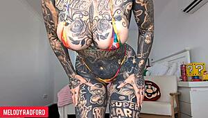 Denna kurviga MILF provar en slampig mikrobikini för twerking, sedan glider in i påskhare lingerie för en haul