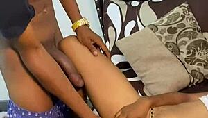 Kaksi seksikästä poikaa jakoi kuumat suihinotot makuuhuoneessa – lopettivat creampie-paneella ja märällä syljestyksellä