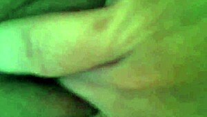 Похотливая любительница жена дрочит бритой киске до сквирта в домашнем соло