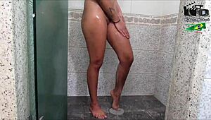 Ninfetinha shows her sensuality in a full bath.