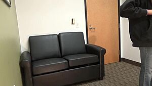 Casting Carrie B: Rubia puta garganta profunda y arcadas en verga en entrevista hardcore