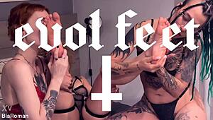 هل تدي فمي الساخن الرطب يمص رجليك للقذف!