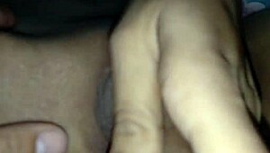 Hårig sugfitta glänser med trång våt appeal i amatör creampie-lek