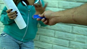 Latina sollicitante zuigt en rijdt enorme lul in missionaris en doggy