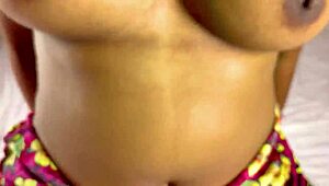 Индийска деси момиче показва стегнатата си девствена путка в соло фингър близък кадър