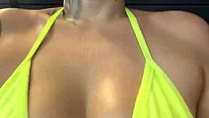 Træning i lille 18+ bikini på Copacabana gym fik mig så våd og kåt, næsten smidt ud