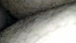 Ay, esta novinha de 18 se acaba na rola escondido dos pais no dormitório!