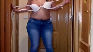 Tengoklah saya menari dan menggoncang pantat dalam jeans ketat