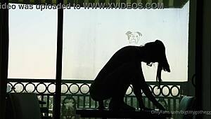 О черт, эта готическая девчонка с большими сиськами едет на своем силуэтном дилдо соло 😈