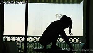 fan, den gotiska tjejen med stora tuttar rider sin silhuett dildo solo 😈