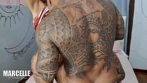 Muskelinen brasilialainen urheilija isolla persellä ja lävistetyillä nänneillä intenssissä interrasiaalisessa panossa