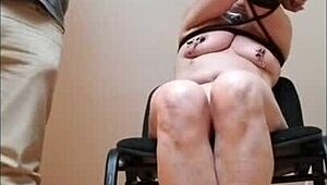 Milf Amatur Membongkok Sebagai Hamba Pelacur Dalam Sesi BDSM Buatan Sendiri. Dia Tahan Hinaan Di Kerusi Macam Pelacur Sebenar.