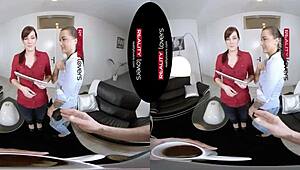 Tjekkisk brunette dykker ned i udendørs offentlig threesome med muffe slik og ske i reality VR.