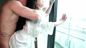 Velike sise MILF se tresu ludo uz njene slatke jecaje u intenzivnom POV jebanju
