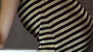 Sarışın soyunma yapıyor, koca küvette sikini dışarı çıkarmış rahatlıyor