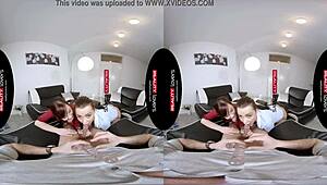 Cseh barna nő merül el a szabadban közterületi hármasba muffnyalással és kanálással valóság VR-ben.